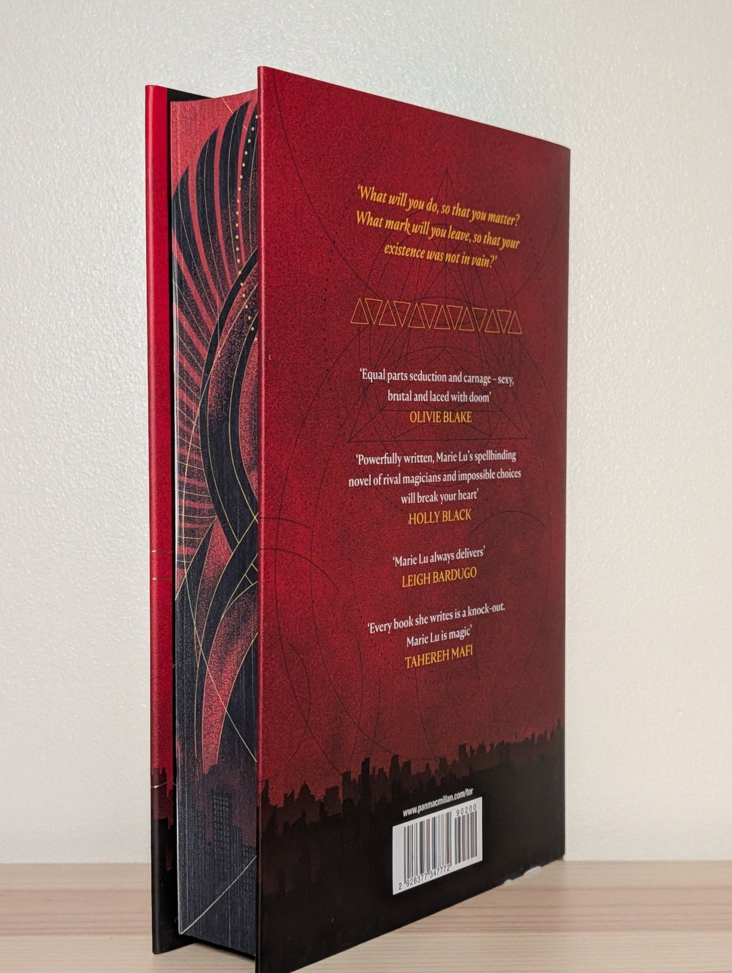 Red City by Marie Lu (Signed First Edition with sprayed edges) - Fialta Books