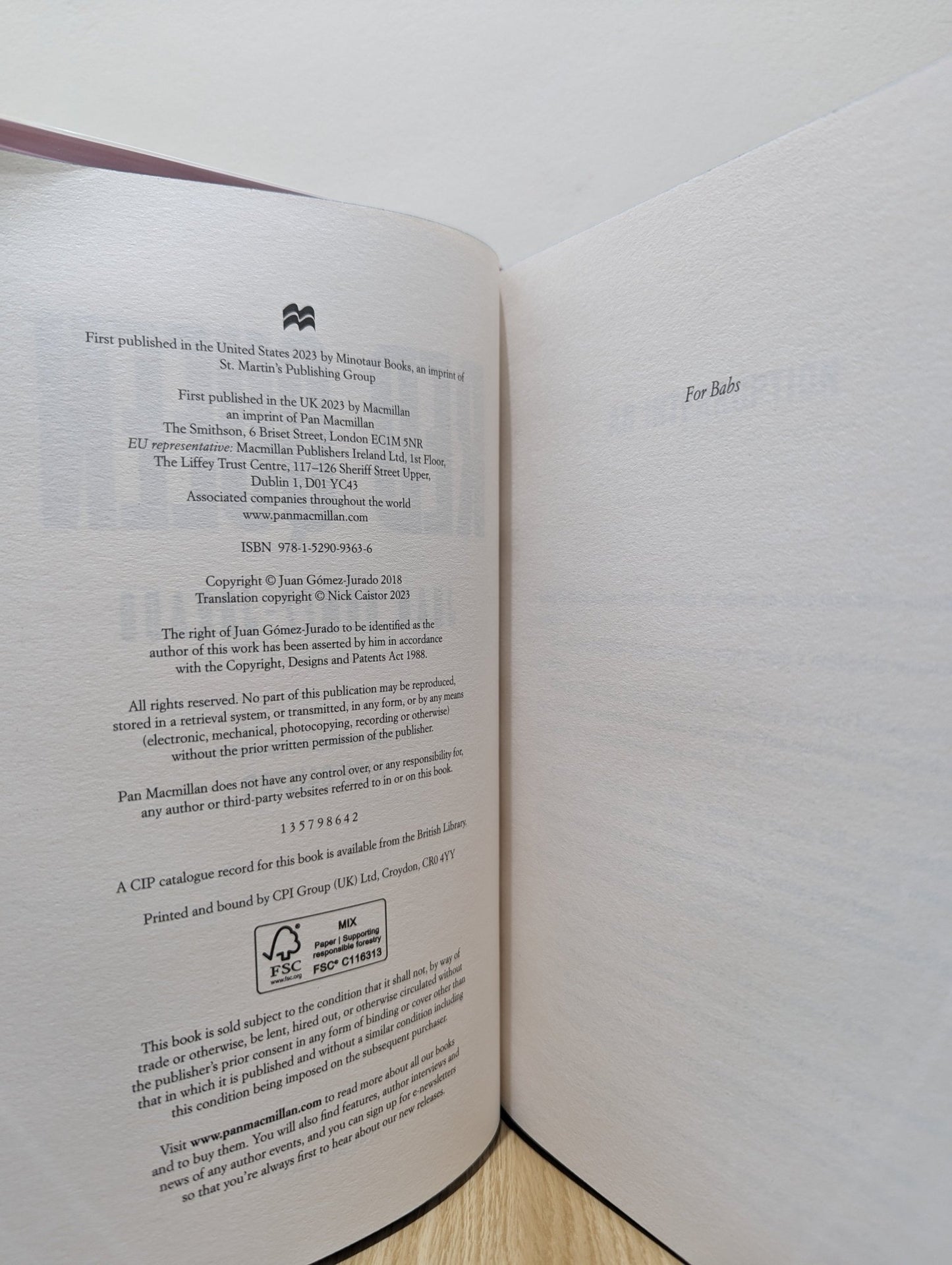 Red Queen by Juan Gómez - Jurado (Signed First Edition with sprayed edges) - Fialta Books