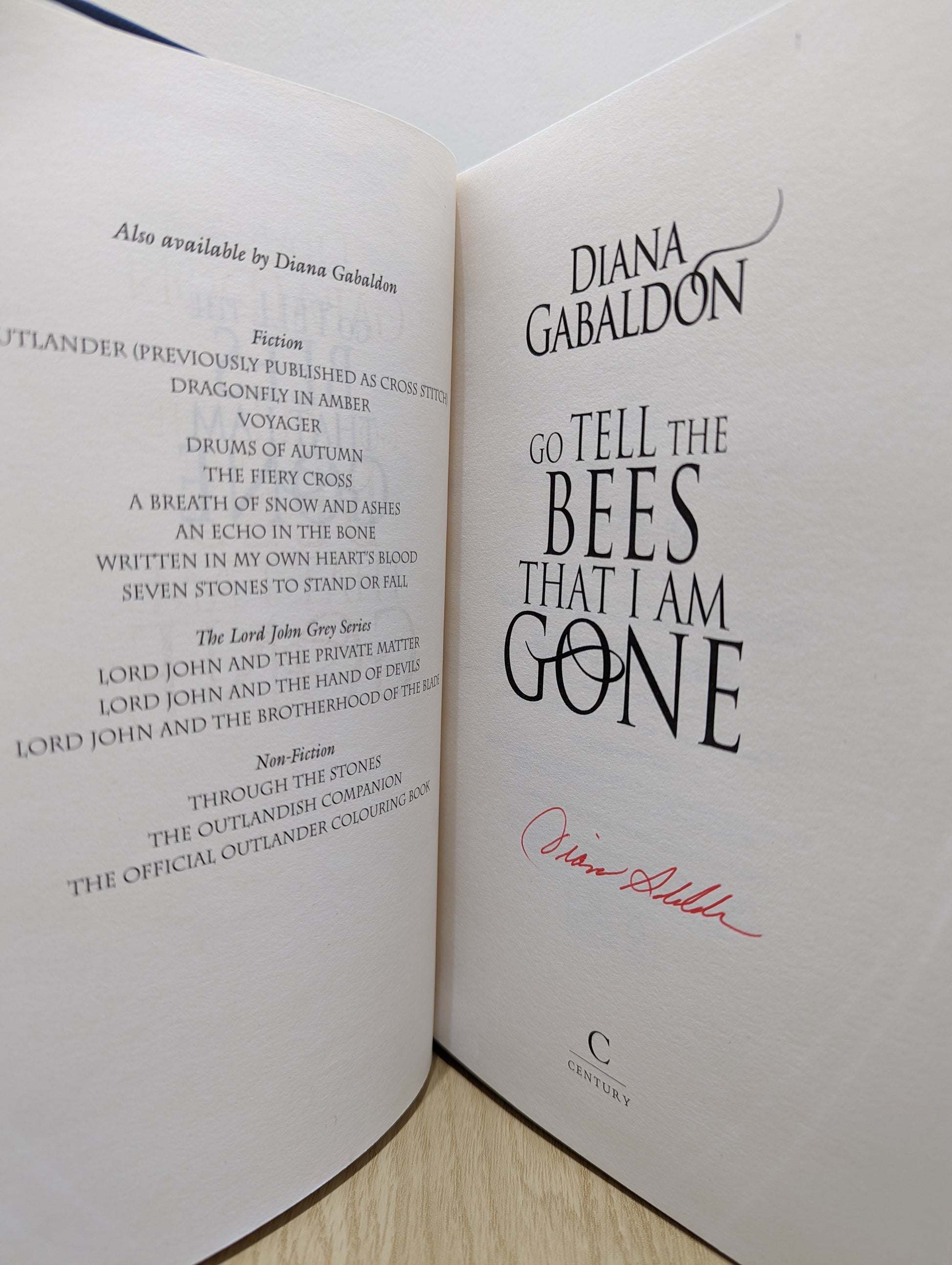 Go Tell the Bees that I Am Gone: Outlander 9 (Signed Exclusive First Edition with sprayed edge)