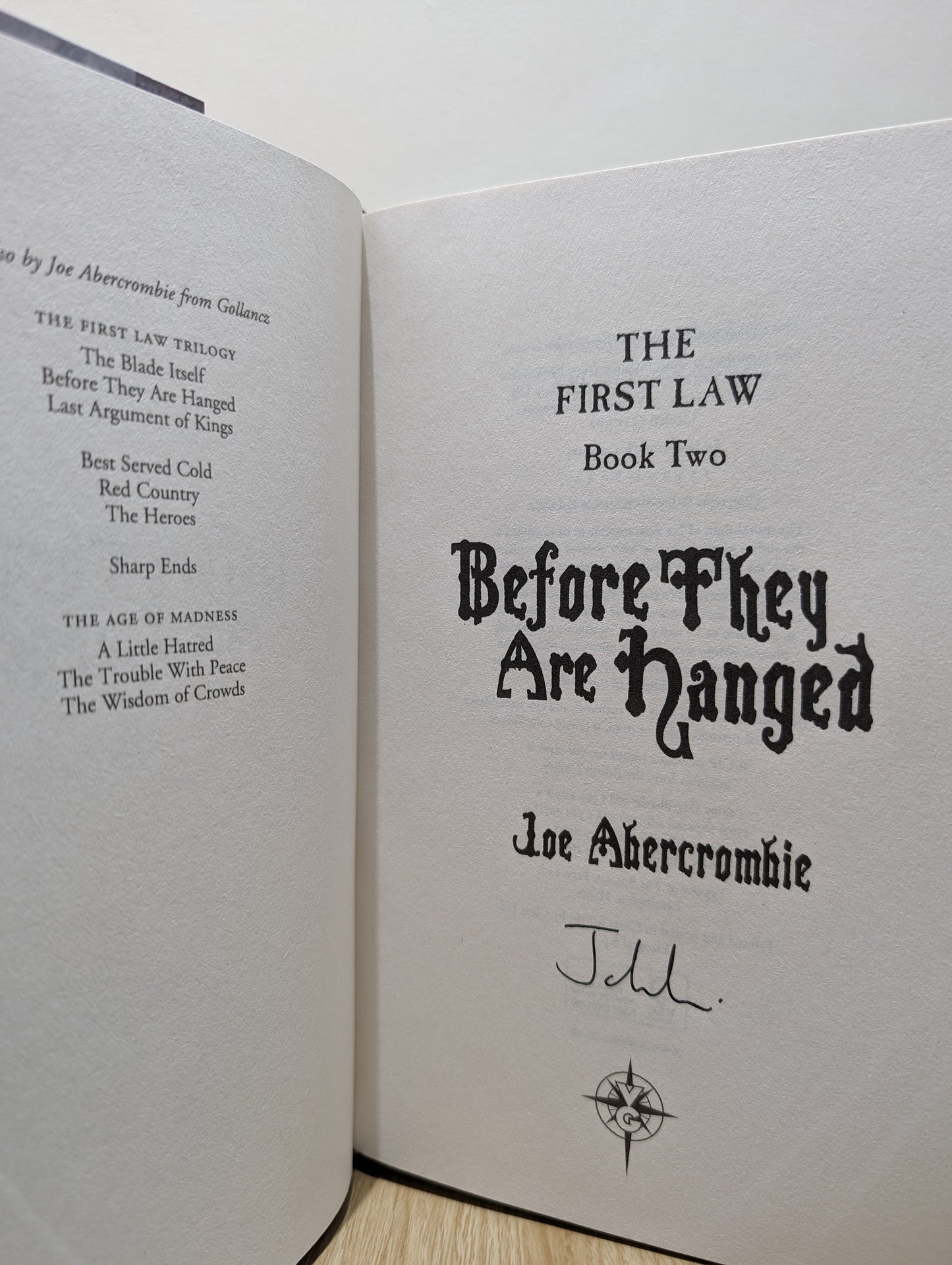 The Blade Itself; Before They Are Hanged; Last Argument of Kings (The First Law Signed Set)