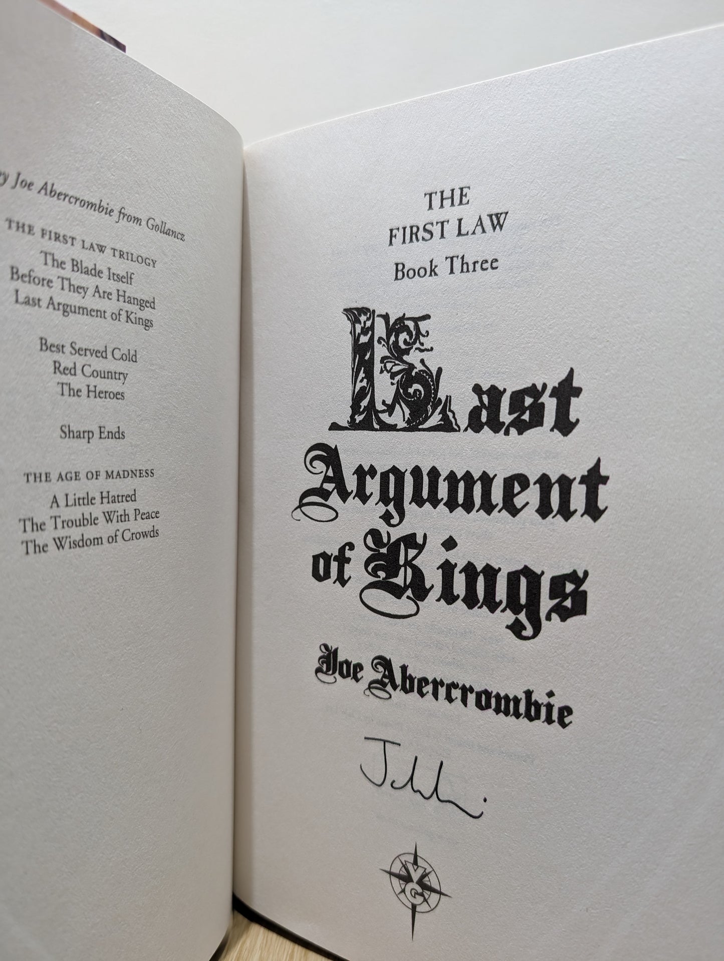 The Blade Itself; Before They Are Hanged; Last Argument of Kings (The First Law Signed Set)