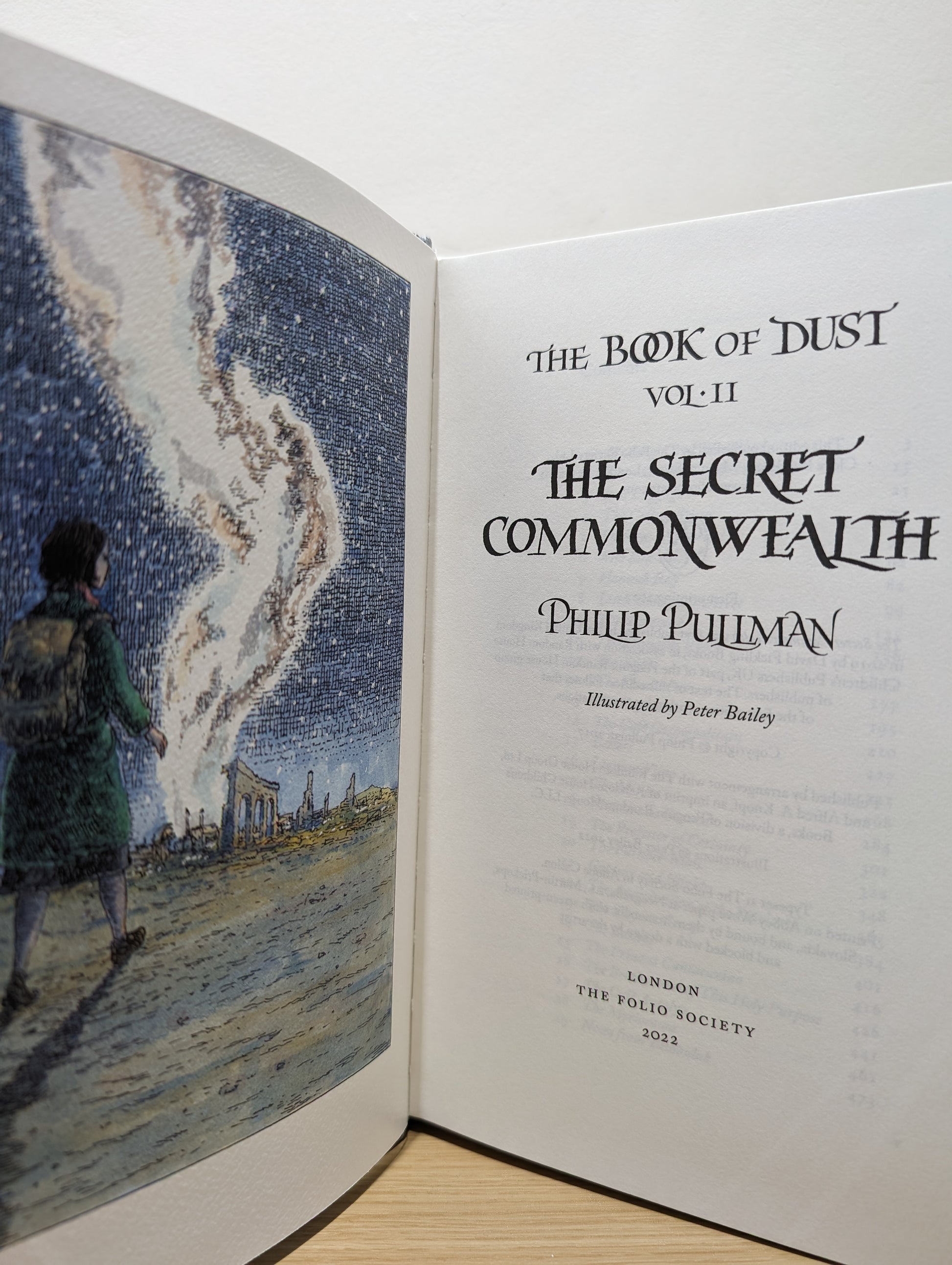 The Secret Commonwealth: : 'The Book of Dust' - Volume 2 (Folio Slipcase Edition)