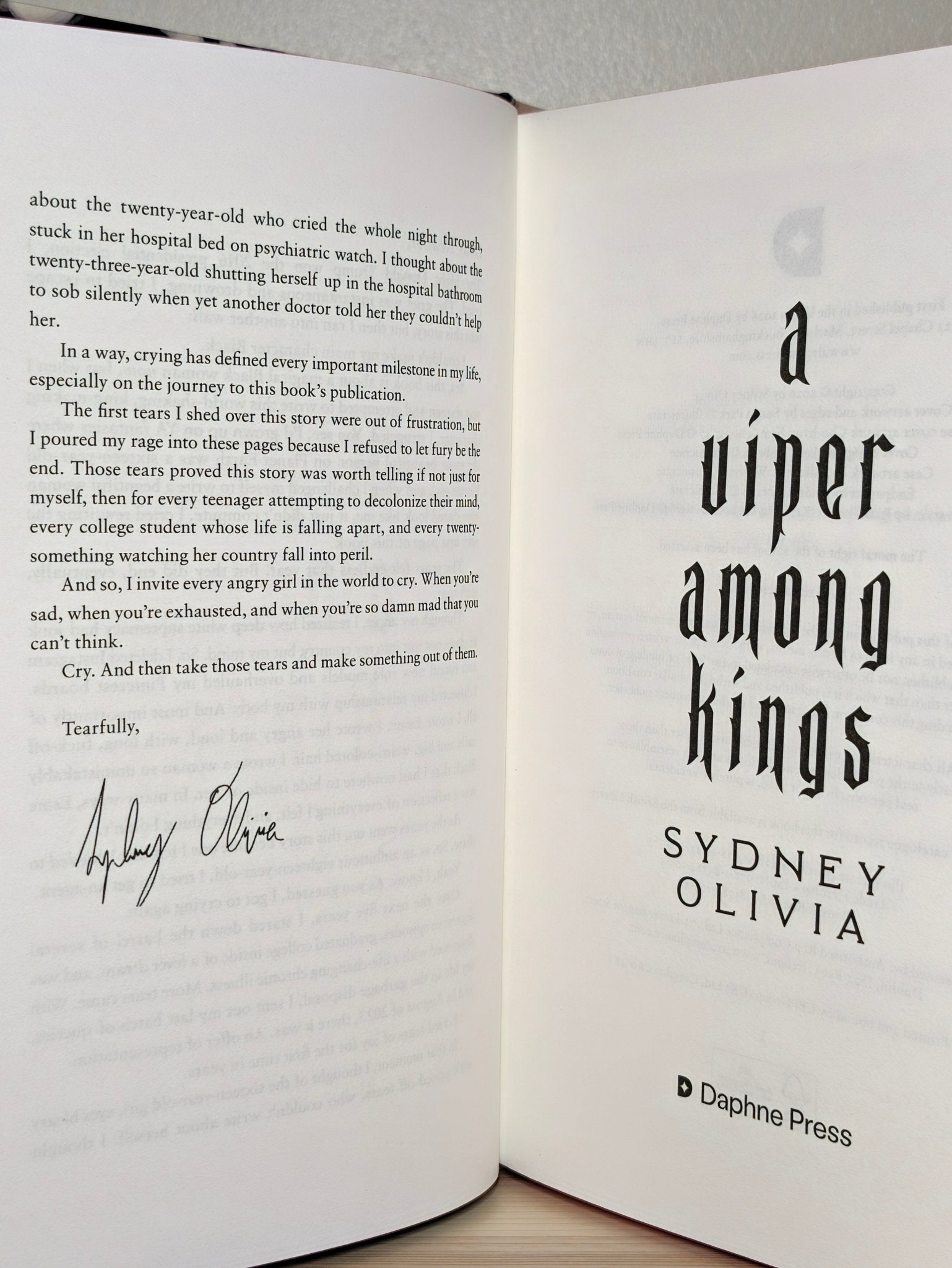 A Viper Among Kings by Sydney Olivia (Special Edition with sprayed edges) - Fialta Books