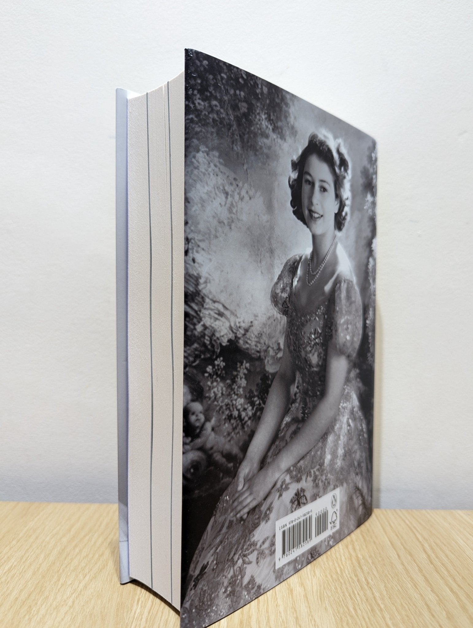 Elizabeth: An Intimate Portrait by Gyles Brandreth (Signed First Edition) - Fialta Books