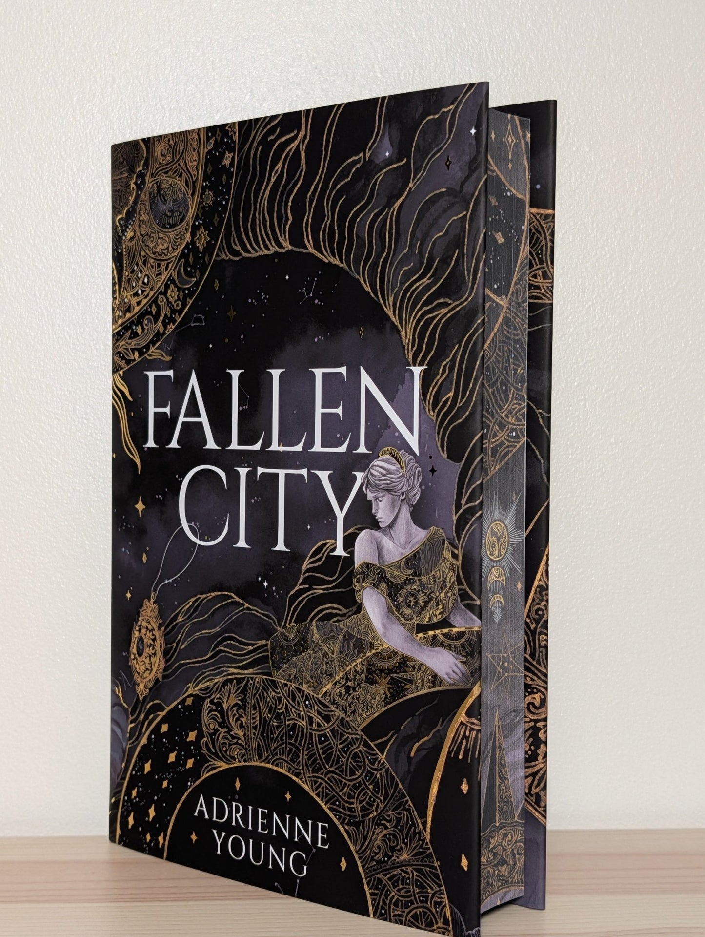 Fallen City by Adrienne Young (Special Edition with sprayed edges) - Fialta Books