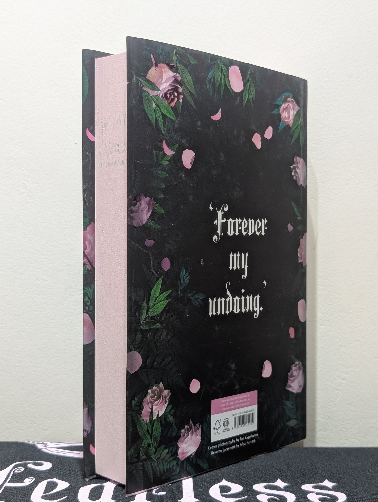 Fearless by Lauren Roberts (Signed First Edition with sprayed edges and Tote Bag) - Fialta Books