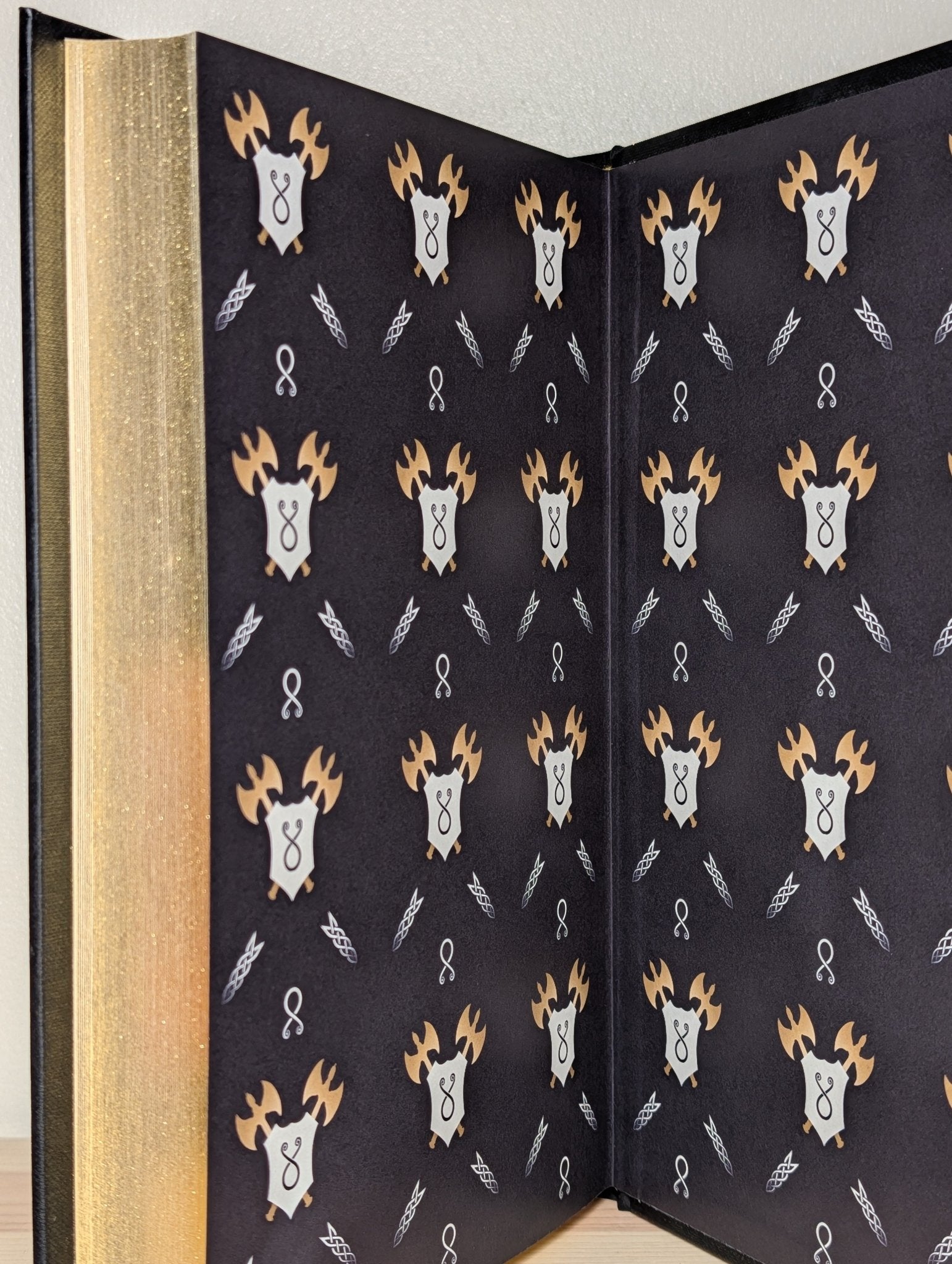 Legend by David Gemmell (Collector's Edition with sprayed edges) - Fialta Books