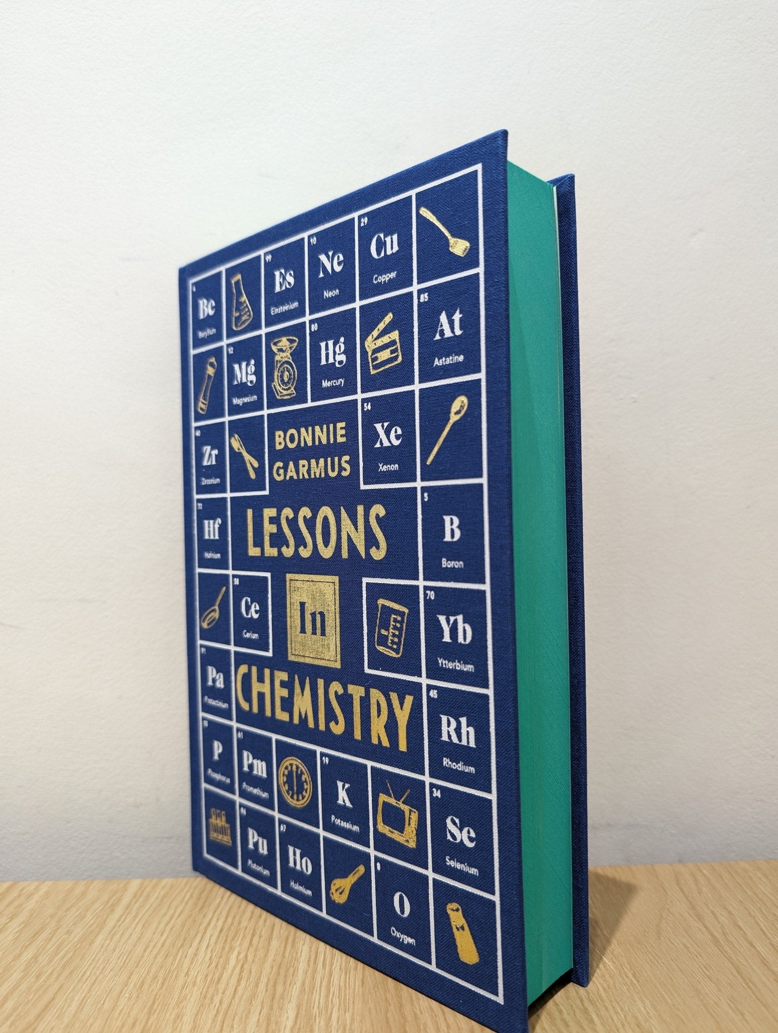 Lessons in Chemistry by Bonnie Garmus (Clothbound Collector's Edition with sprayed edges) - Fialta Books