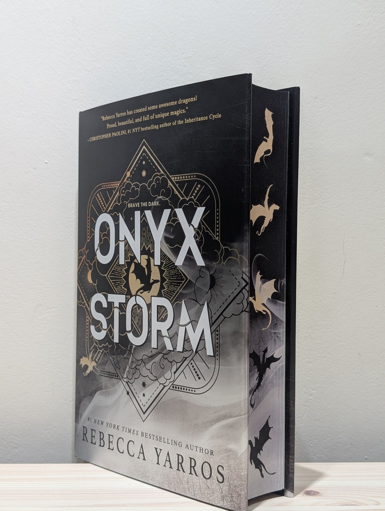 Onyx Storm by Rebecca Yarros (Deluxe Edition with sprayed edges) - Fialta Books