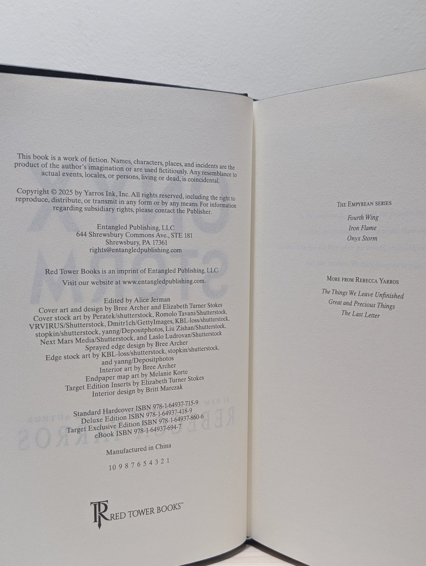 Onyx Storm by Rebecca Yarros (Deluxe Edition with sprayed edges) - Fialta Books