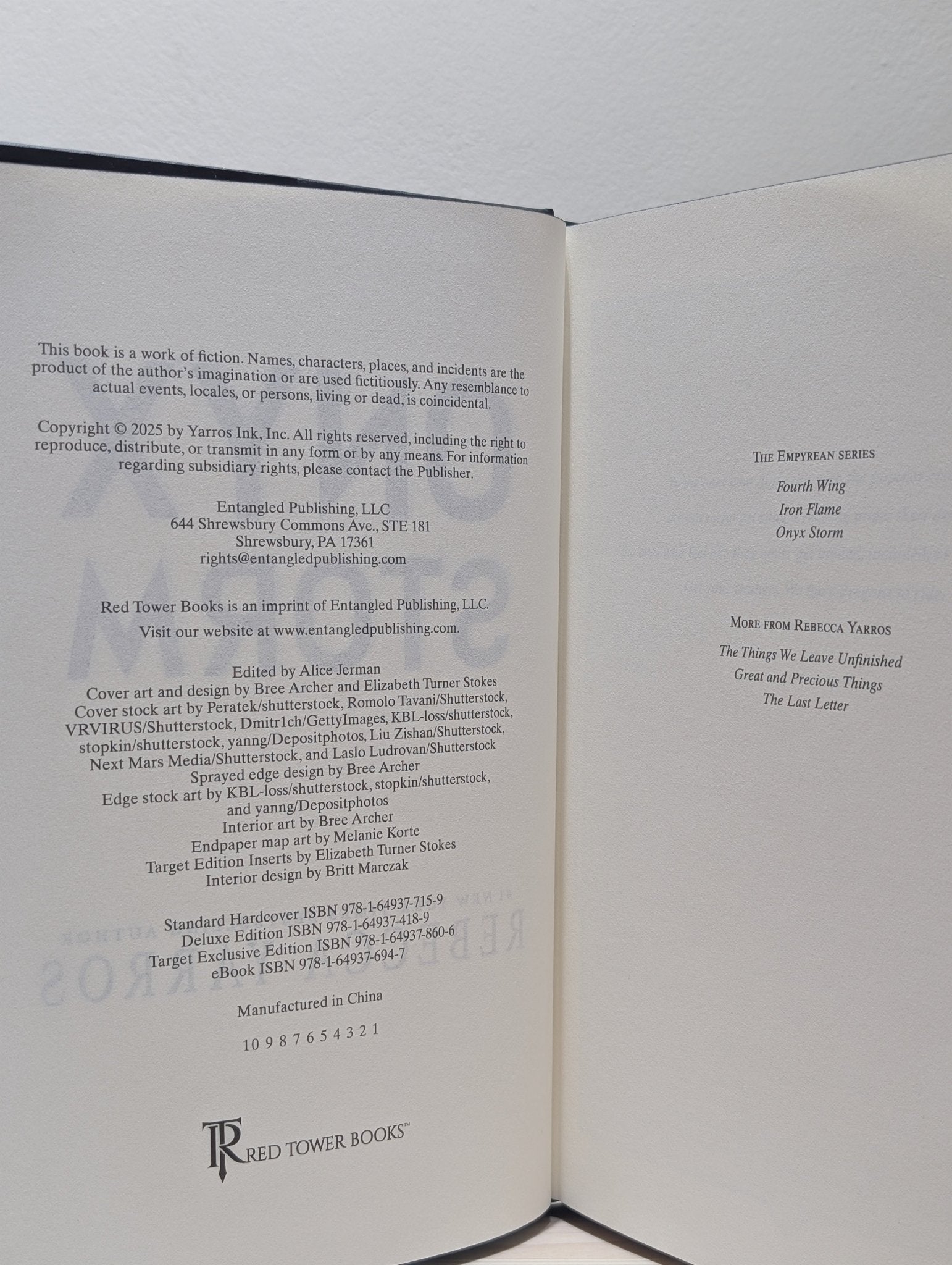 Onyx Storm by Rebecca Yarros (Deluxe Edition with sprayed edges) - Fialta Books