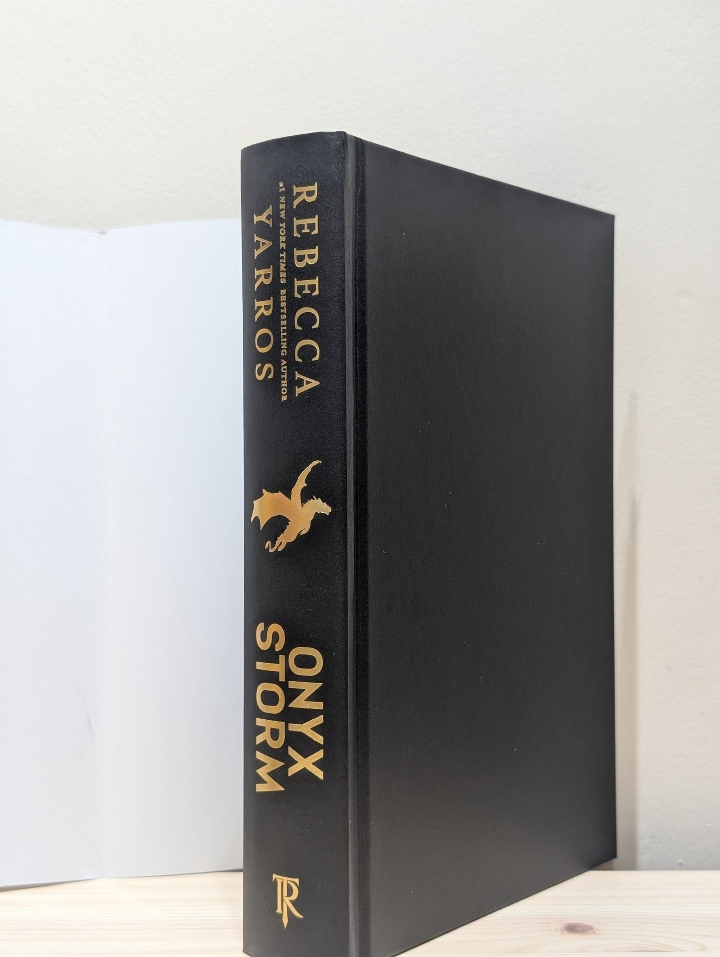 Onyx Storm by Rebecca Yarros (Deluxe Edition with sprayed edges) - Fialta Books