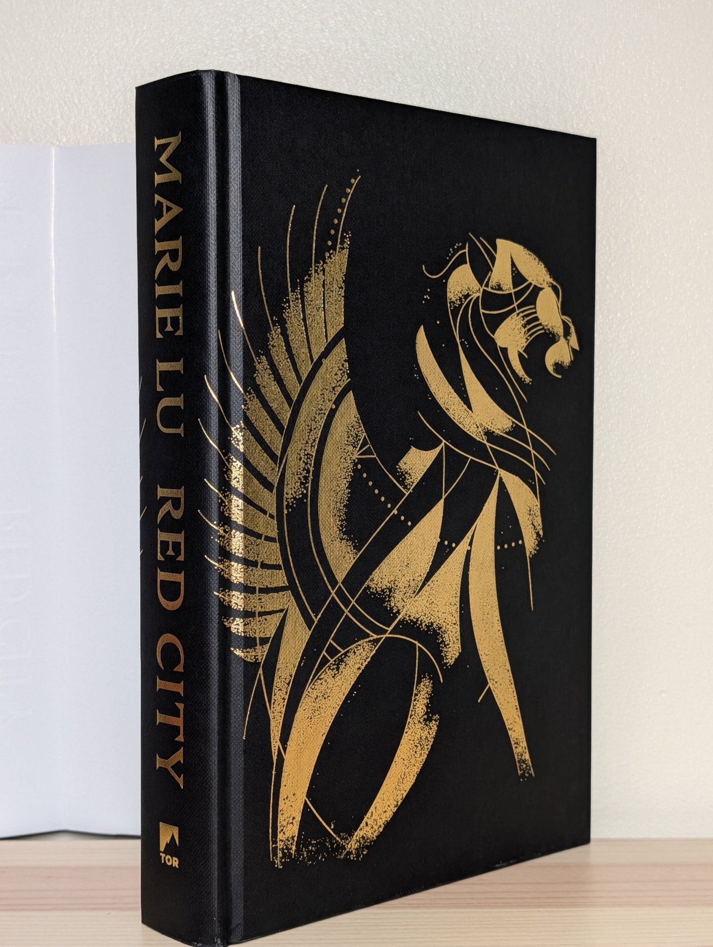 Red City by Marie Lu (Signed First Edition with sprayed edges) - Fialta Books