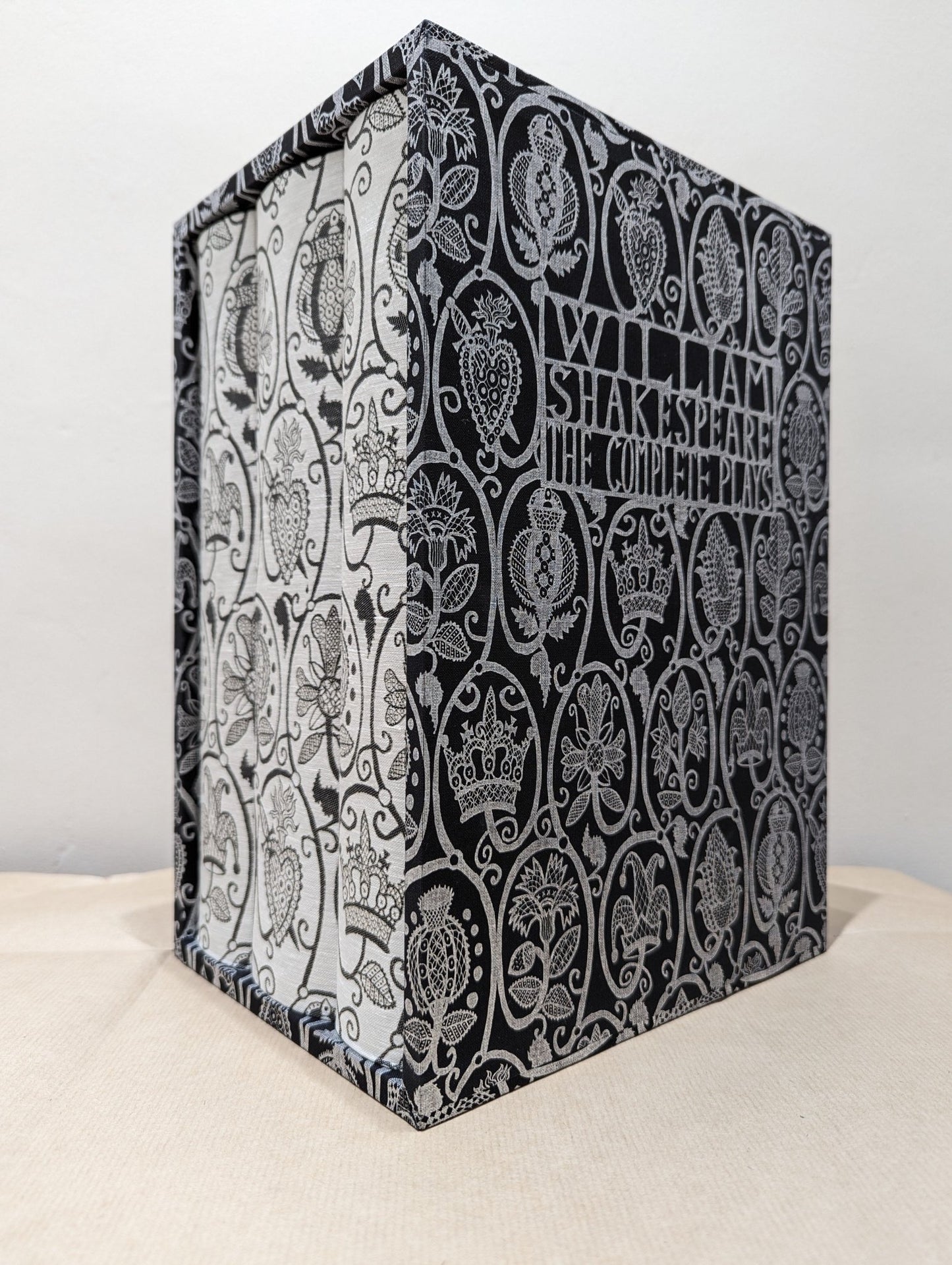 The Complete Plays of Shakespeare by William Shakespeare (Folio Limited Edition) - Fialta Books