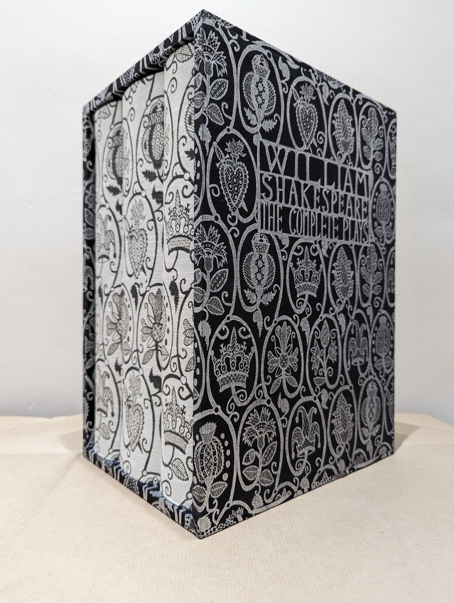 The Complete Plays of Shakespeare by William Shakespeare (Folio Limited Edition) - Fialta Books