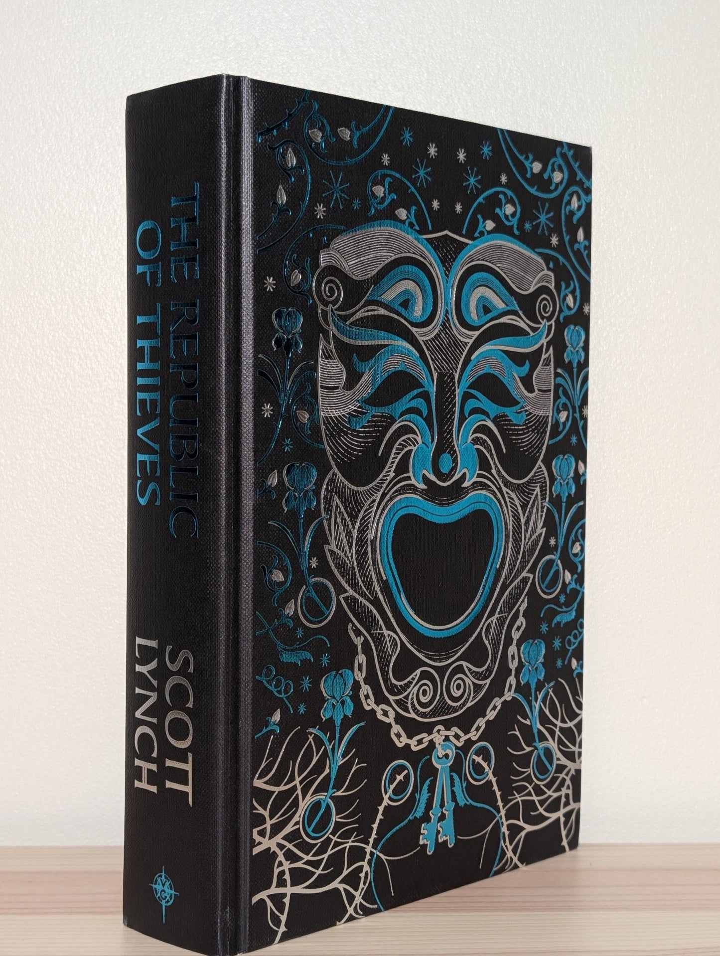 The Republic of Thieves by Scott Lynch (Signed Numbered Deluxe Edition) - Fialta Books