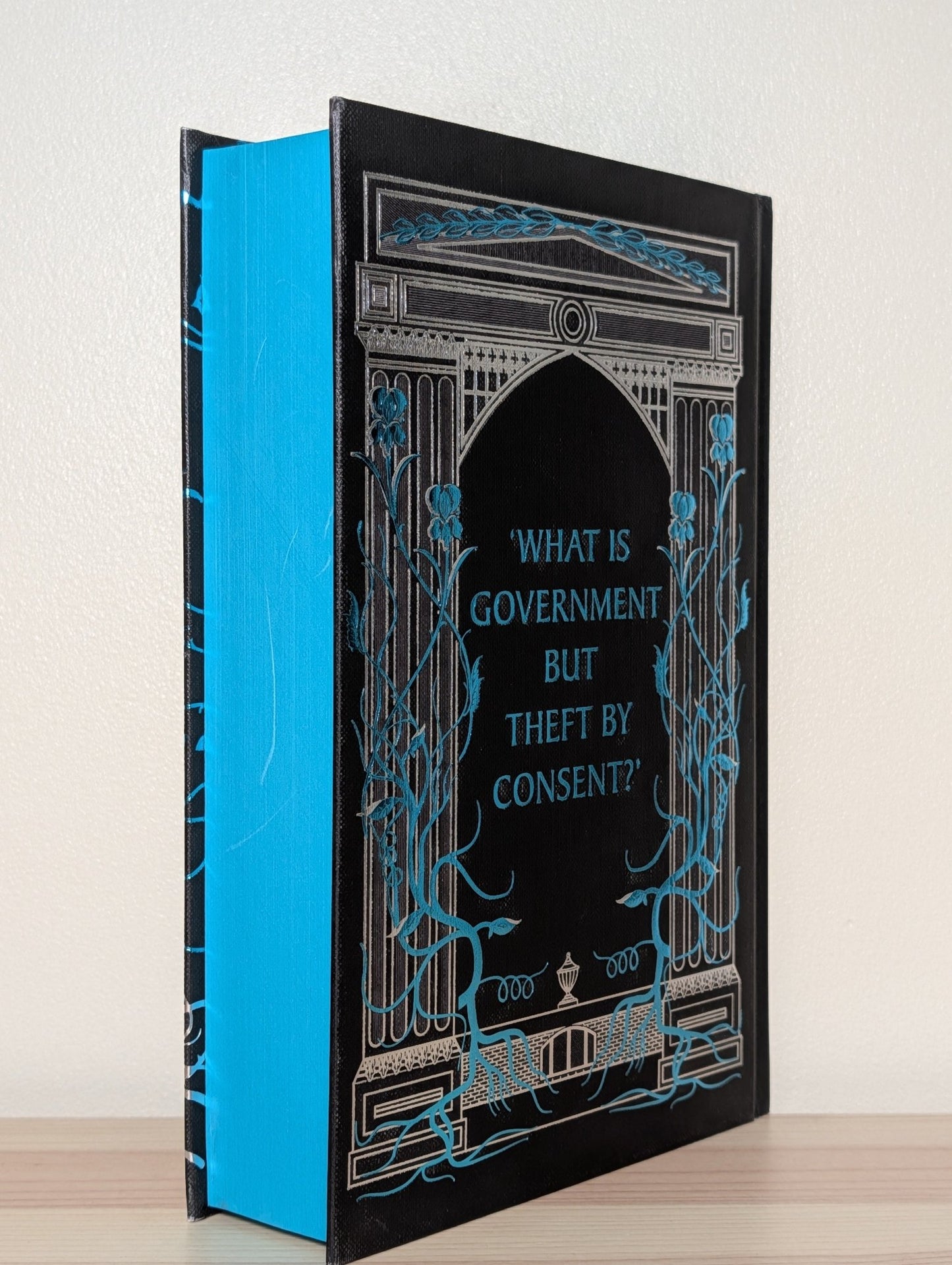 The Republic of Thieves by Scott Lynch (Signed Numbered Deluxe Edition) - Fialta Books