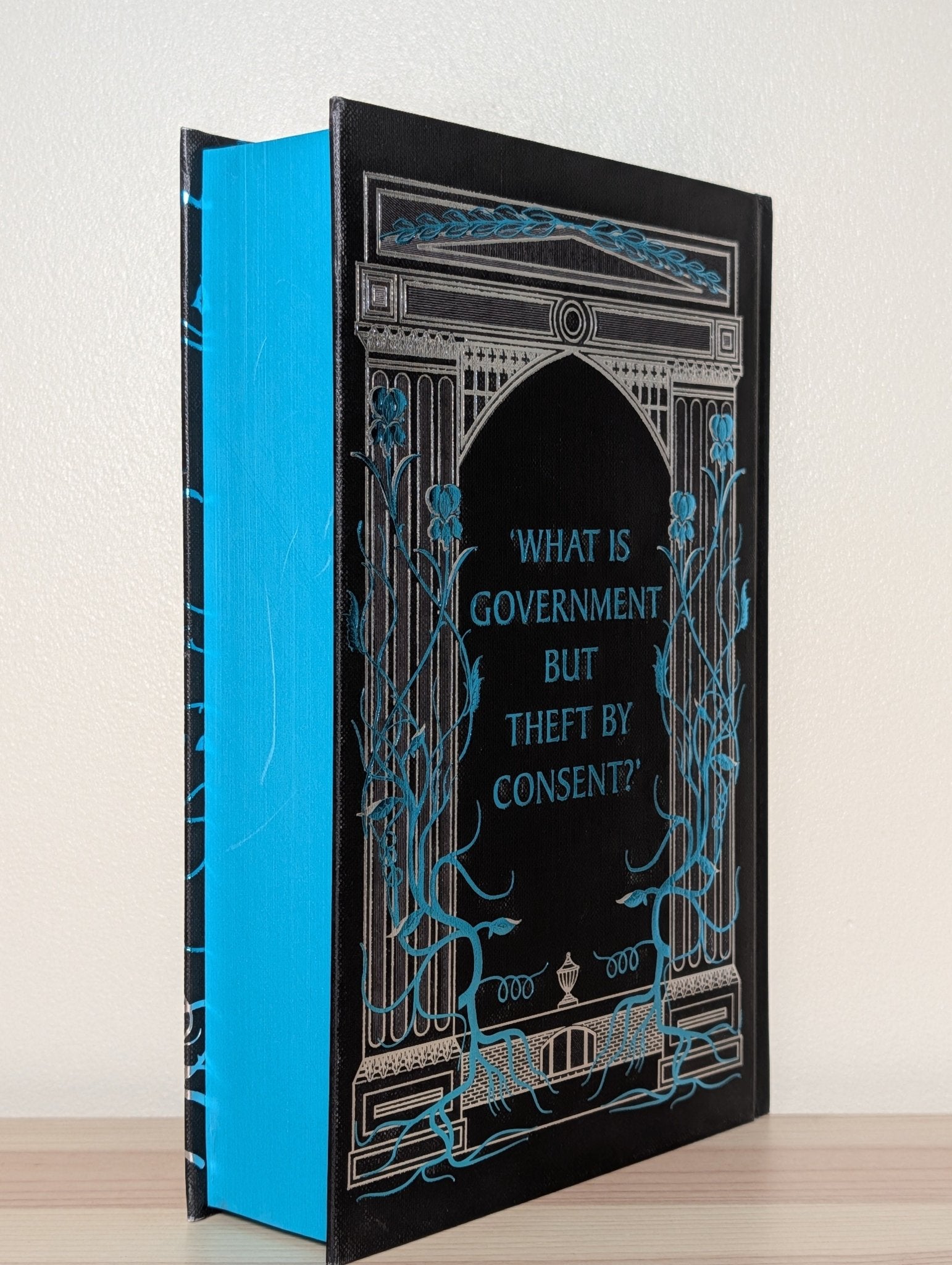 The Republic of Thieves by Scott Lynch (Signed Numbered Deluxe Edition) - Fialta Books