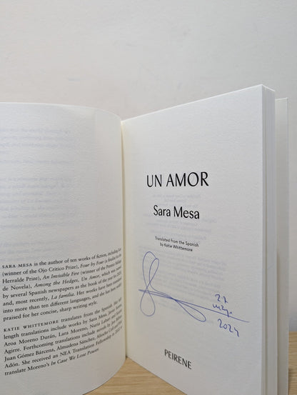 Un Amor by Sara Mesa (Signed First Edition) - Fialta Books