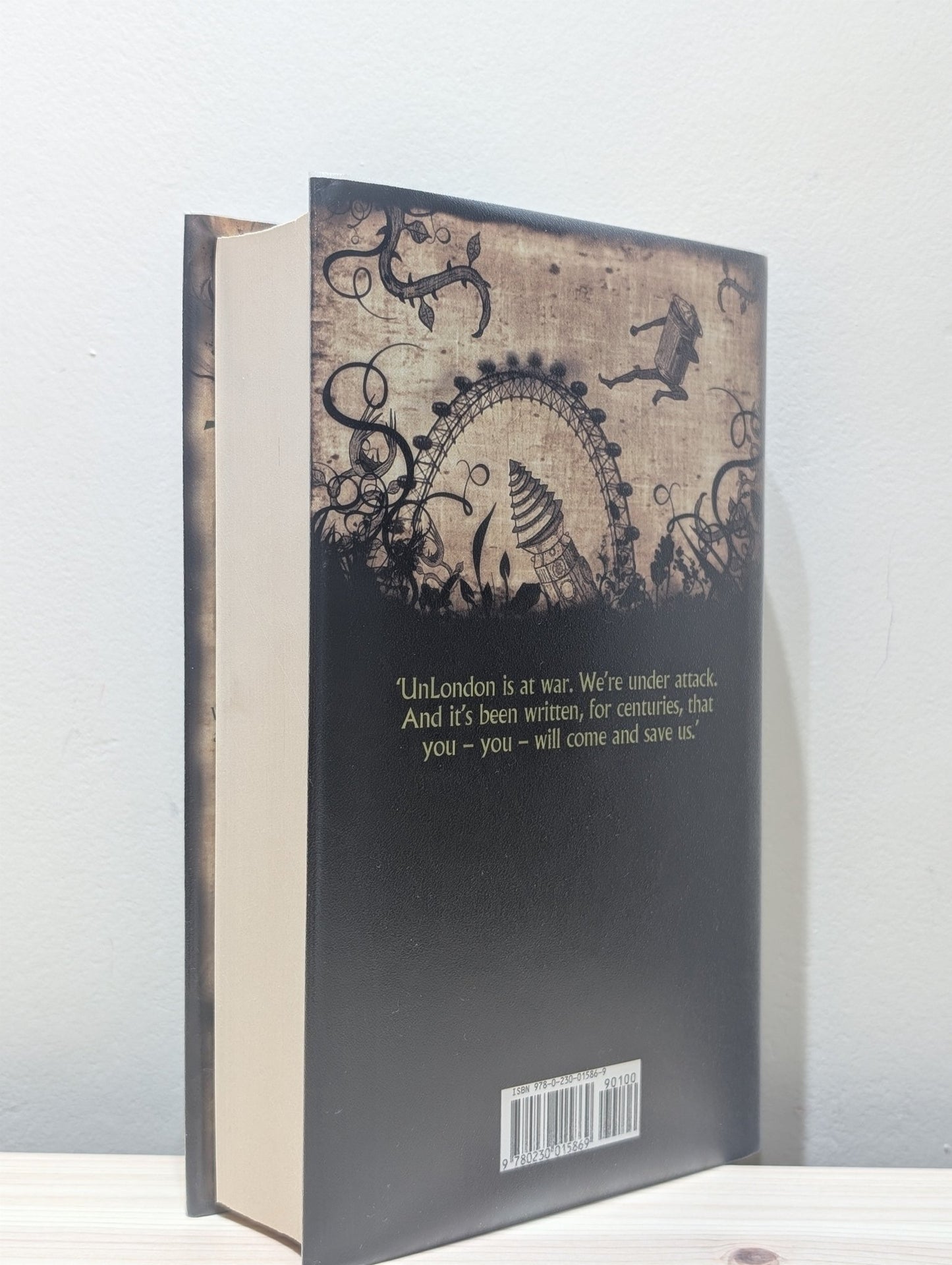 Un Lun Dun by China Mieville (Signed) - Fialta Books