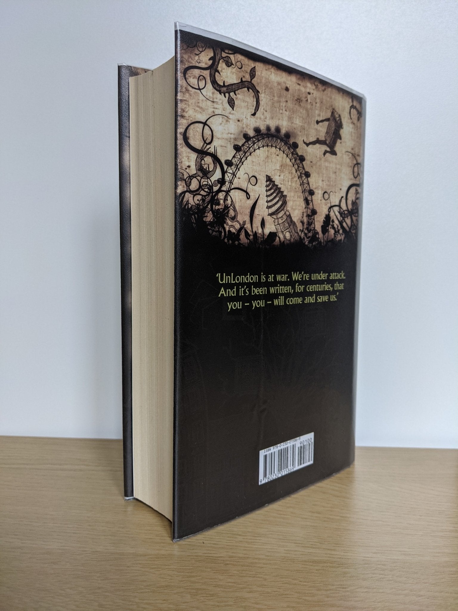 Un Lun Dun by China Mieville (Signed First Edition) - Fialta Books